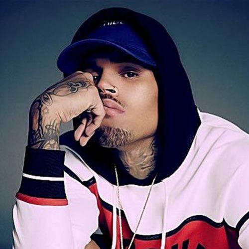 Chris Brown é solto em Paris após prisão por denúncia de estupro