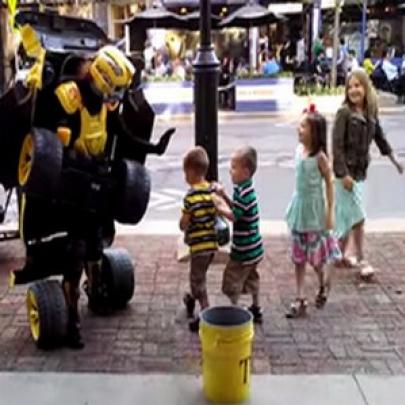 Transformer humano anima crianças em Ann Arbor, Michigan