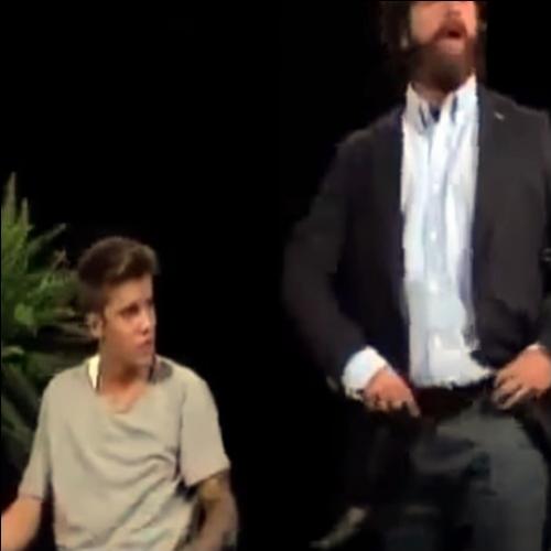 Justin Bieber apanha de cinto do ator de Se Beber Não Case