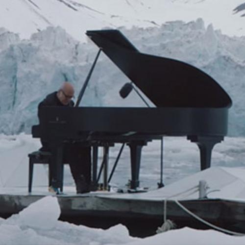 Pianista toca música em defesa do Ártico