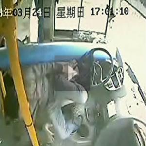 Flagra: Poste atinge motorista de ônibus na China