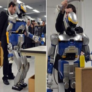 Robô controlado pelo cérebro humano é exibido no Japão