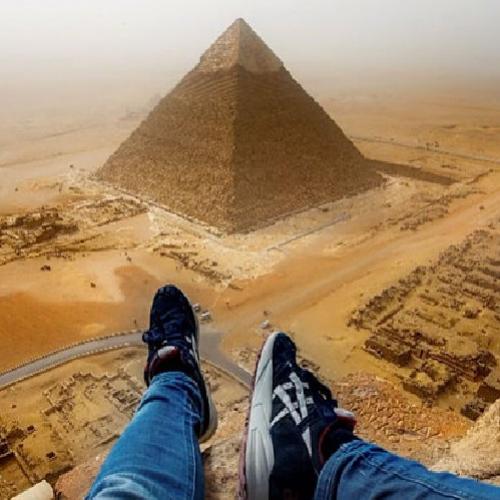 Ele escalou ilegalmente uma das pirâmides do Egito – e filmou tudo!