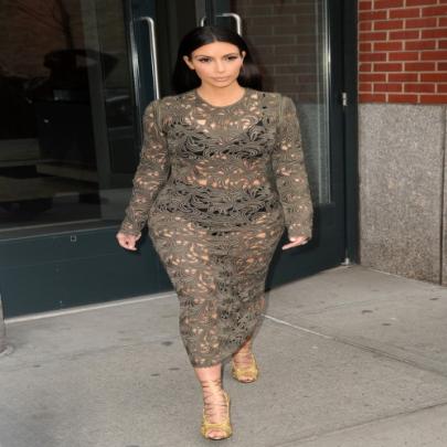 Kim Kardashian usa vestido transparente de gosto duvidoso