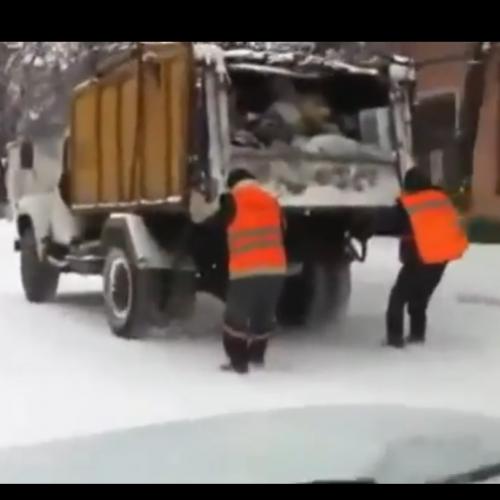 Na Rússia, os lixeiros são ótimos patinadores