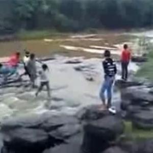 #Flagrante: Tromba d’água arrasta pessoas na Índia
