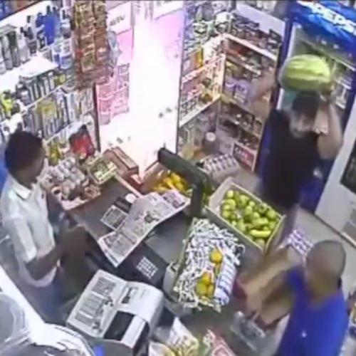Ladrões filmados tentam quebrar câmera 