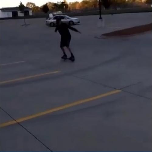Garoto voando longe de skate
