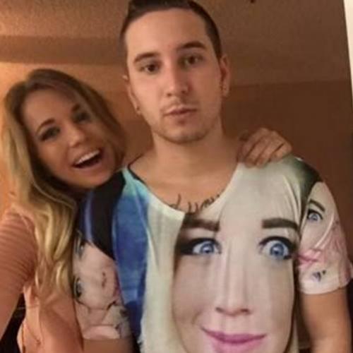 Jovem ciumenta faz namorado usar camiseta com sua foto com advertencia