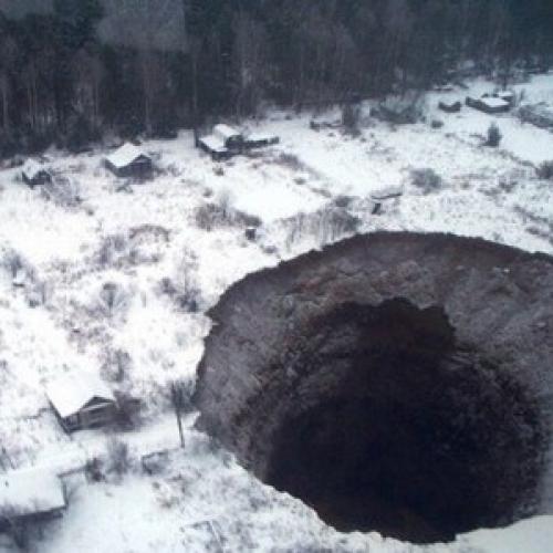 Buraco gigante se abre na Rússia e ameaça engolir cidade inteira