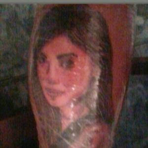 Fã tatua rosto da cantora Anitta na perna; veja foto