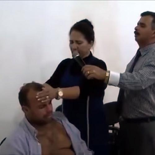 Pastora tira veia Aorta de fiel durante o culto