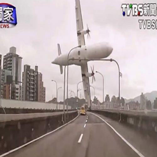 A incrível imagem de um avião caindo em Taiwan
