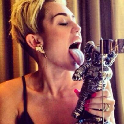 21 Obtejos que Miley cyrus já usou para sensualizar 