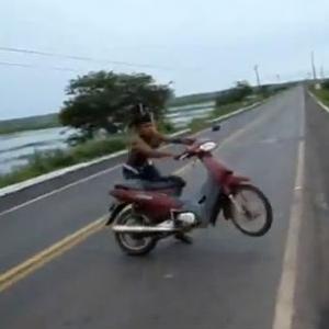 Um idiota e uma moto, assim que acontecem os melhores tombos!