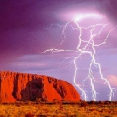 Raios em Uluru, na Australia