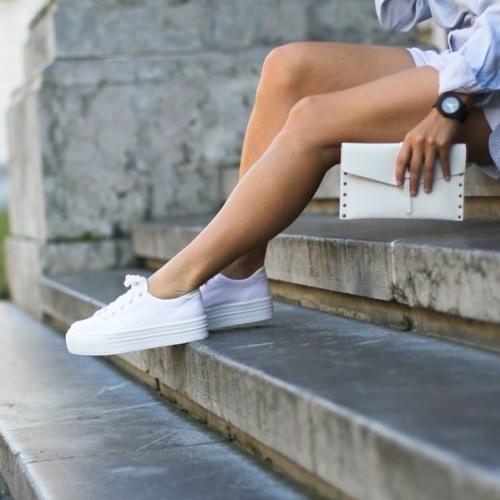 Tendência Tênis Branco - Como usar tênis com saia 