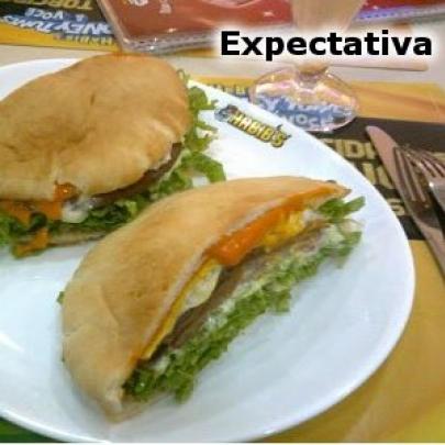 Expectativa vs Realidade em um fast-food árabe