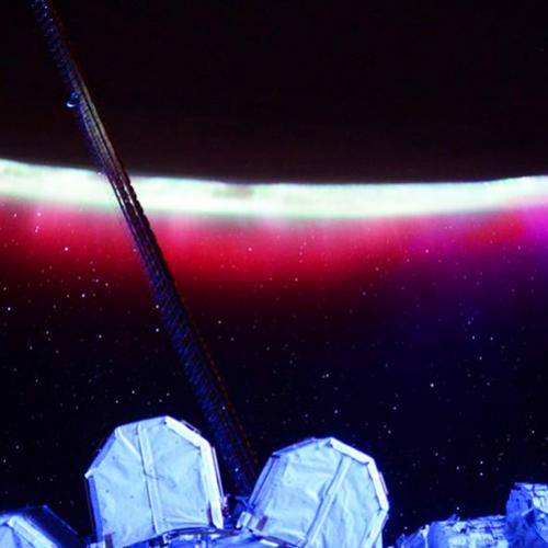 Incrível aurora vermelha capturada por astronauta em estação espacial