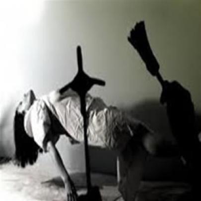 Adolescente é crucificada por 7 dias durante exorcismo