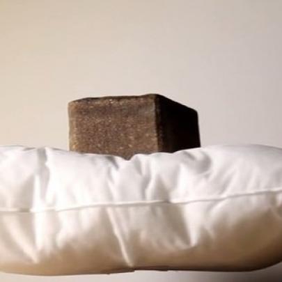 Confira um travesseiro flutuante, aguentar o peso de um tijolo