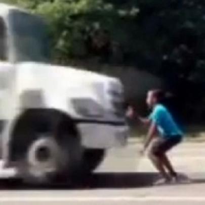 Idiota pára na frente de um caminhão e acaba se ferrando
