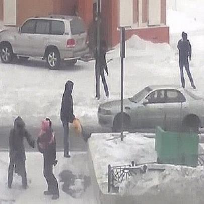Quando tem Nevasca na Rússia as pessoas se seguram como podem, senão..