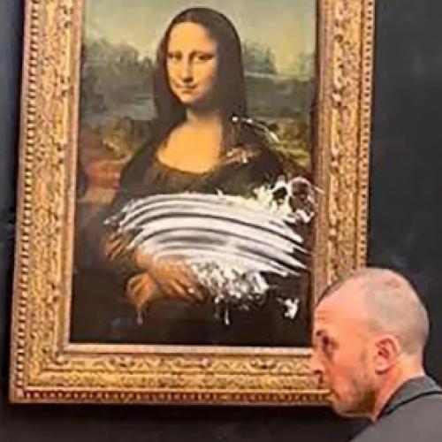 Homem joga bolo na Mona Lisa enquanto fingia ser uma idosa