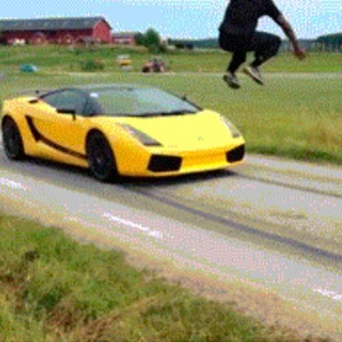 Homem pula carro em movimento a 130km