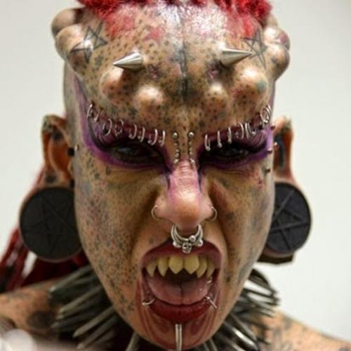 Mulher vampira vira atração em feira de tatuagem