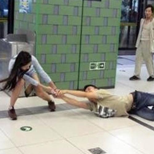 Casal chinês é flagrado em metrô brigando por causa de iphone
