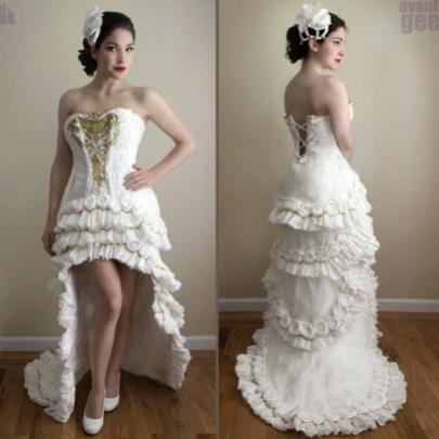 Incrível vestido de noiva confeccionado apenas com papel higienico