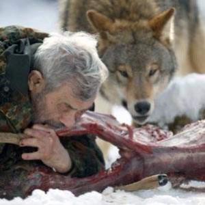 O homem que vive com os lobos
