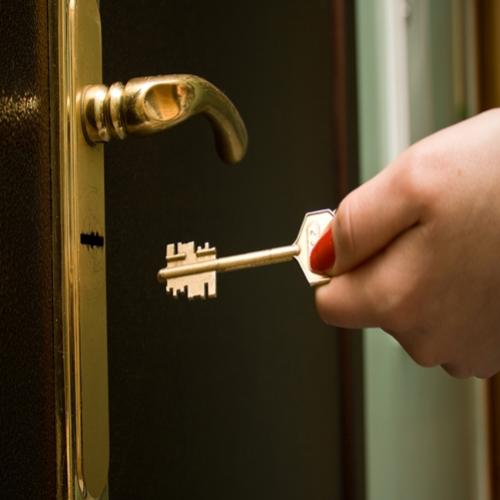 Trancar a porta com duas voltas na chave é mais seguro que com uma só?