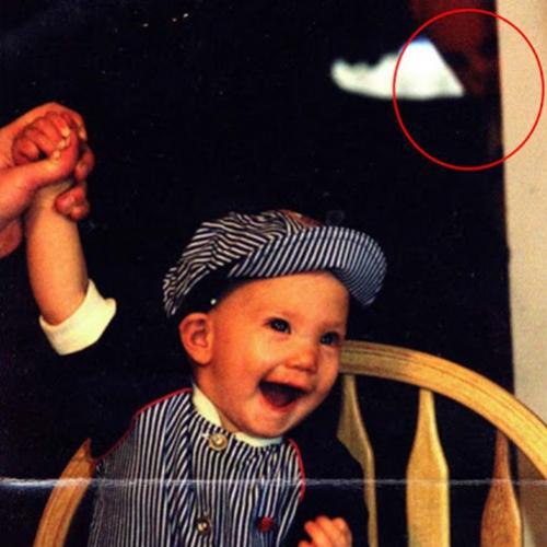 Suposto fantasma aparece em foto de bebê, e é realmente perturbador