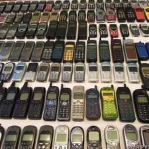 Coleção curiosa de telefones móveis antigos