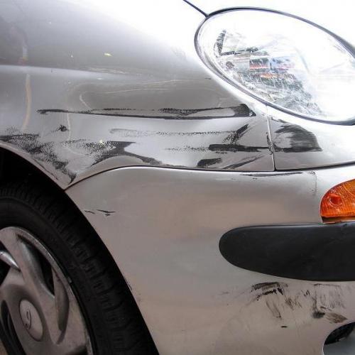 Aprenda o truque que vai fazer sumir aqueles arranhões do seu carro.