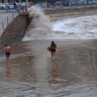 Mulher é arrastada vários metros por onda em praia na Espanha