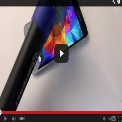 Galaxy S5 leva marretada e se vinga