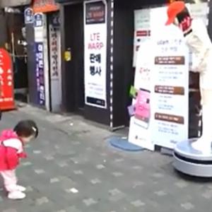 Criança sul-coreana cumprimentando robô faz sucesso na web