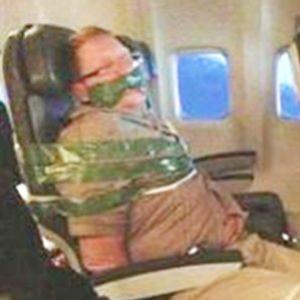 Passageiro bêbado é preso a seu assento durante o voo