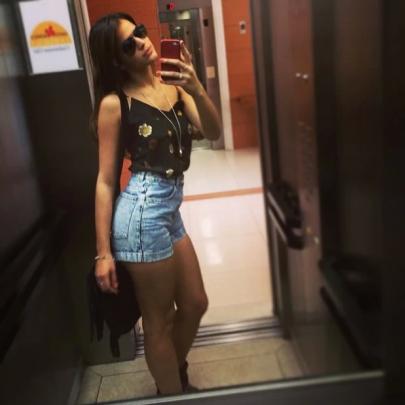 Bruna Marquezine usa shortinho jeans e faz charme para mostrar look