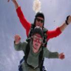 Humor: ao realizar um salto de paraquedas, cuidado com a dentadura