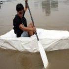 Chinês Atravessa Rio Com Barco Feito De Papel Usado 