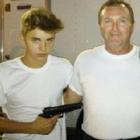 Justin Bieber posa com arma de brinquedo e é chamado de insensível