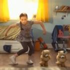 Menina arrebenta na dança com seus ursinhos