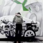 10 grafiteiros pintando um Volvo zero Km