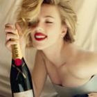 Scarlett Johansson posa sensual para divulgar marca de champanhe 