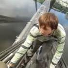 Amantes do perigo escalam ponte na Rússia sem usar nenhum aparelho de segurança.