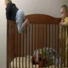 Vídeo que flagra momento em que bebê escala o berço para 'fugir' vira hit